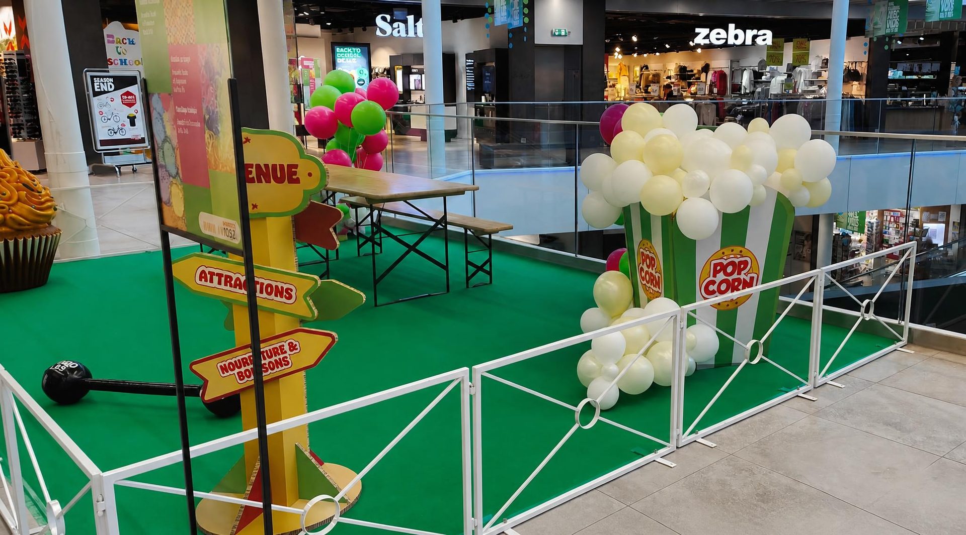 Décoration ballons gonflables pour espace enfants installée par Décoration Événement