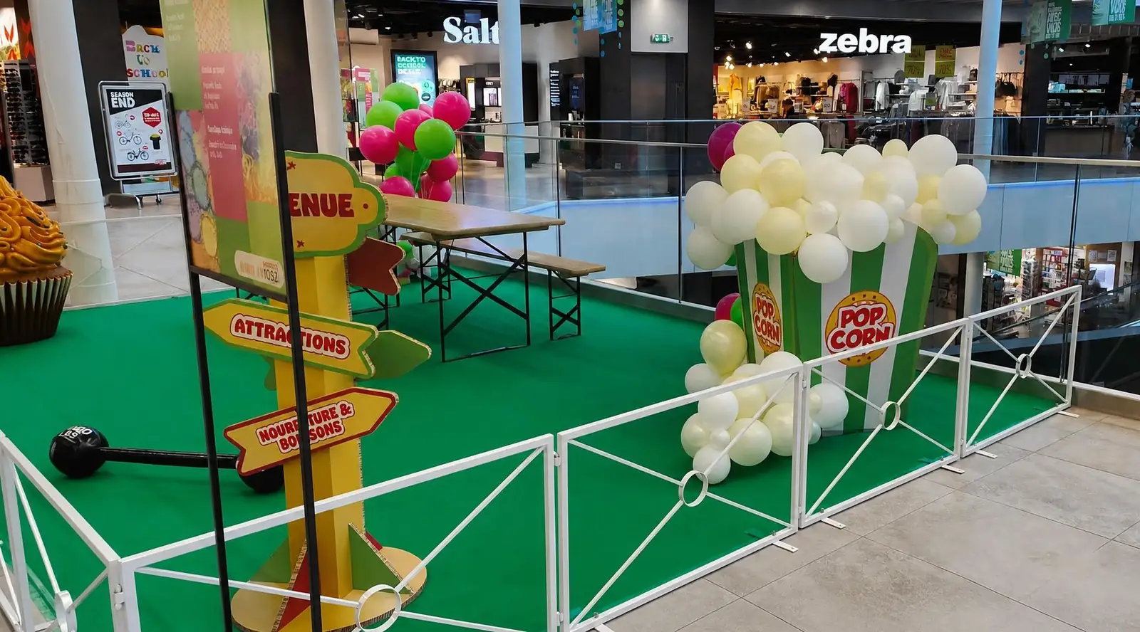 Décoration ballons gonflables pour espace enfants installée par Décoration Événement