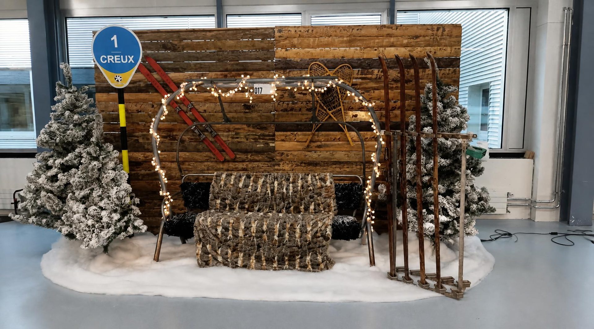 Mise en scène de Noël avec sapins et décors installée par Décoration Événement