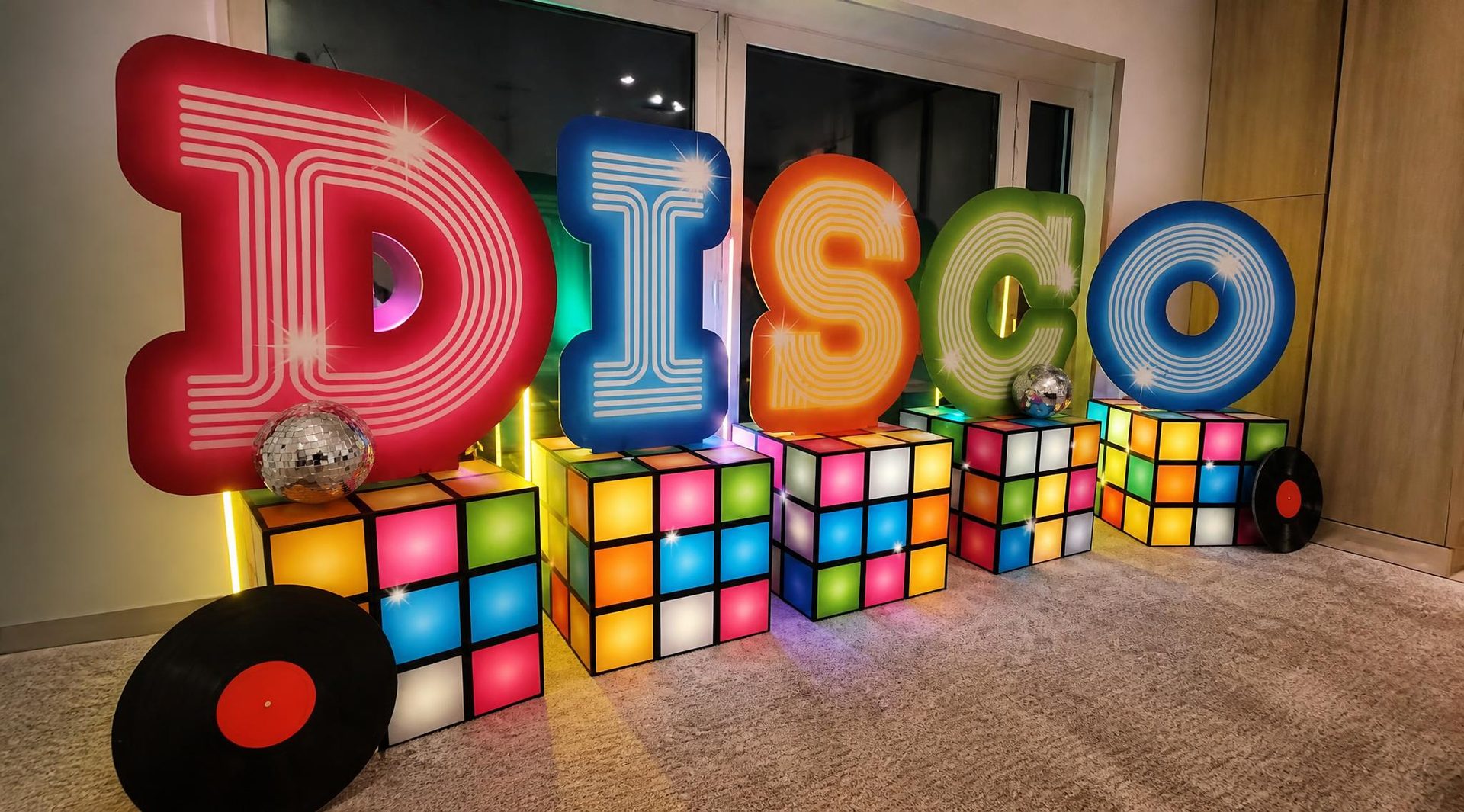Cubes disco colorés et néons installés pour une soirée à thème par Décoration Événement