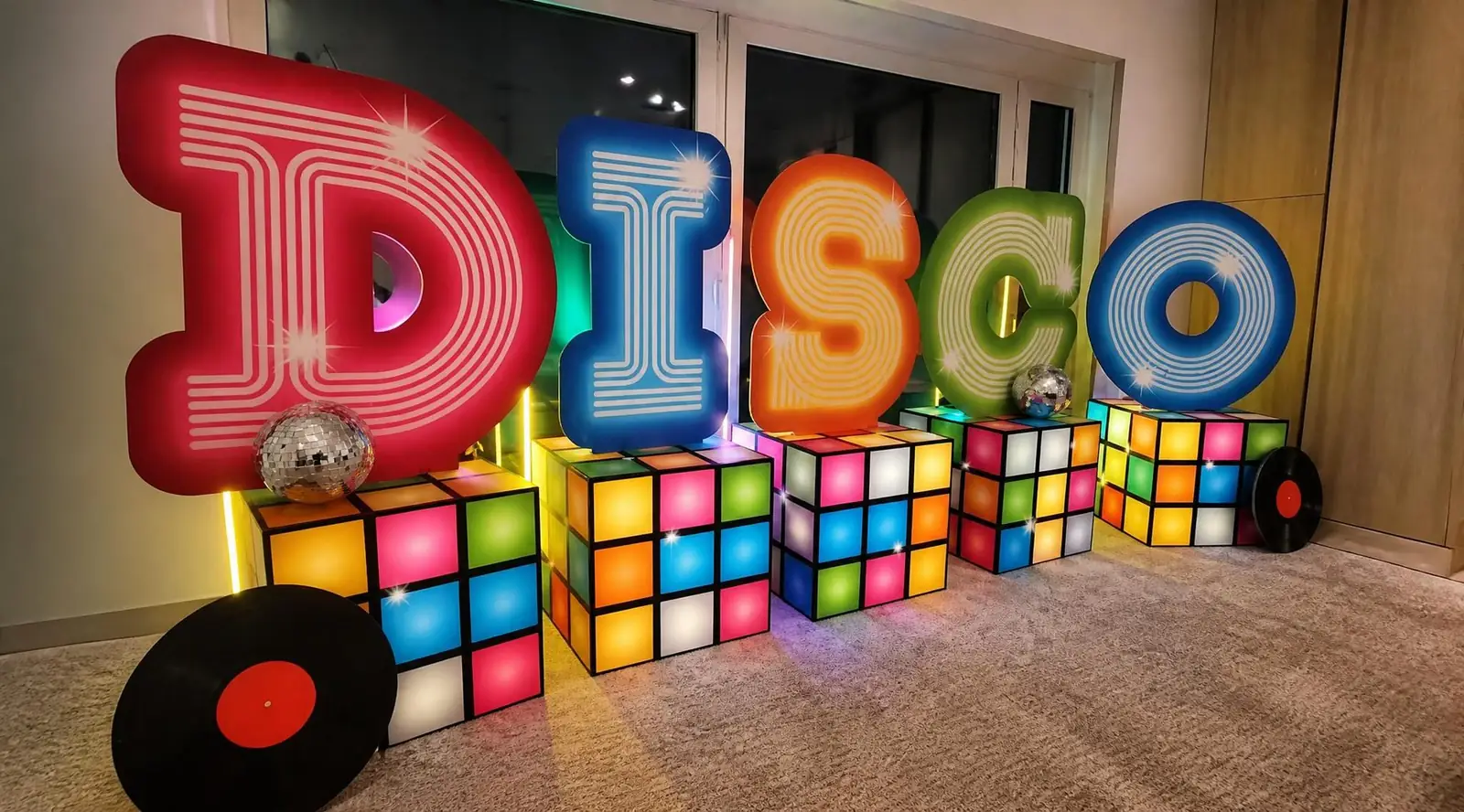 Cubes disco colorés et néons installés pour une soirée à thème par Décoration Événement