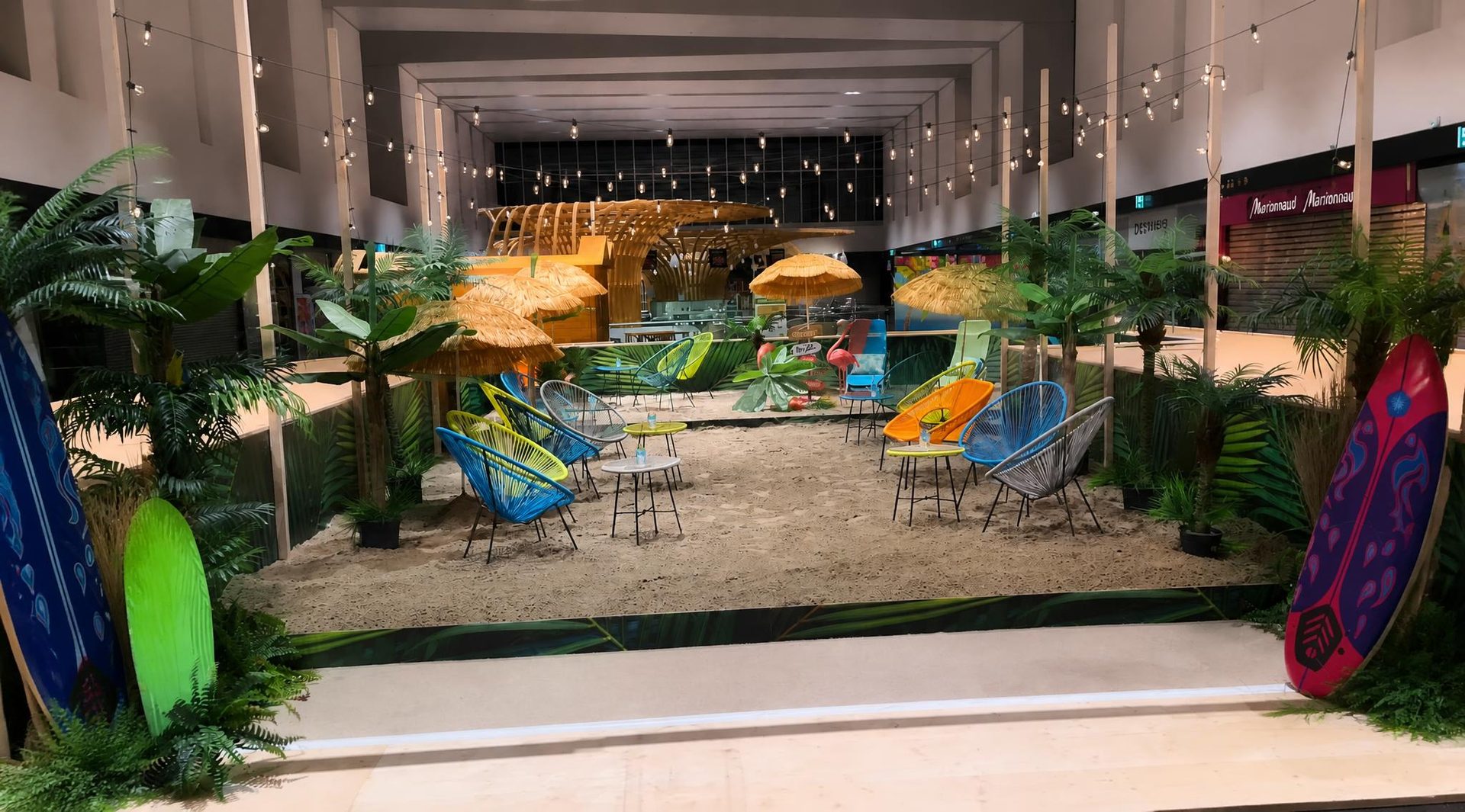 Décor de plage tropicale avec transats et parasols installé par Décoration Événement