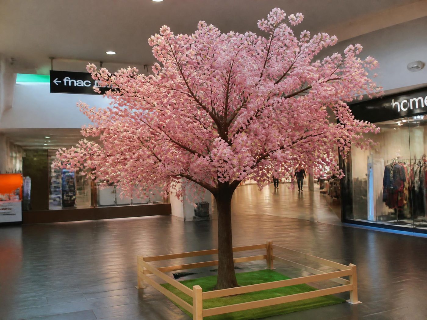 Arbres artificiels fleuris — location de décor événementiel en Suisse romande