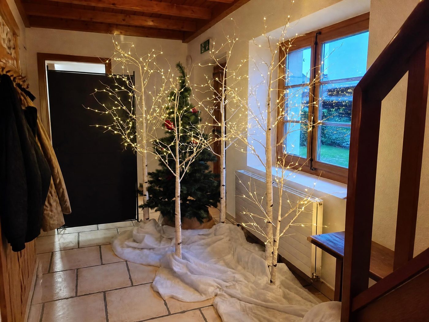 Arbres blancs lumineux — location de décor événementiel en Suisse romande