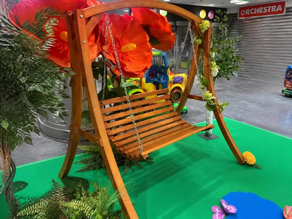 Balancelle en bois — location de décor événementiel en Suisse romande