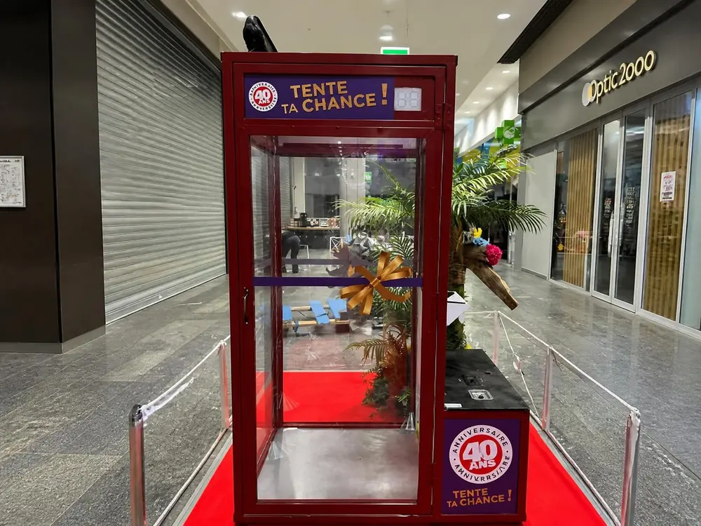 Cabine à billets (cash machine) — location de décor événementiel en Suisse romande
