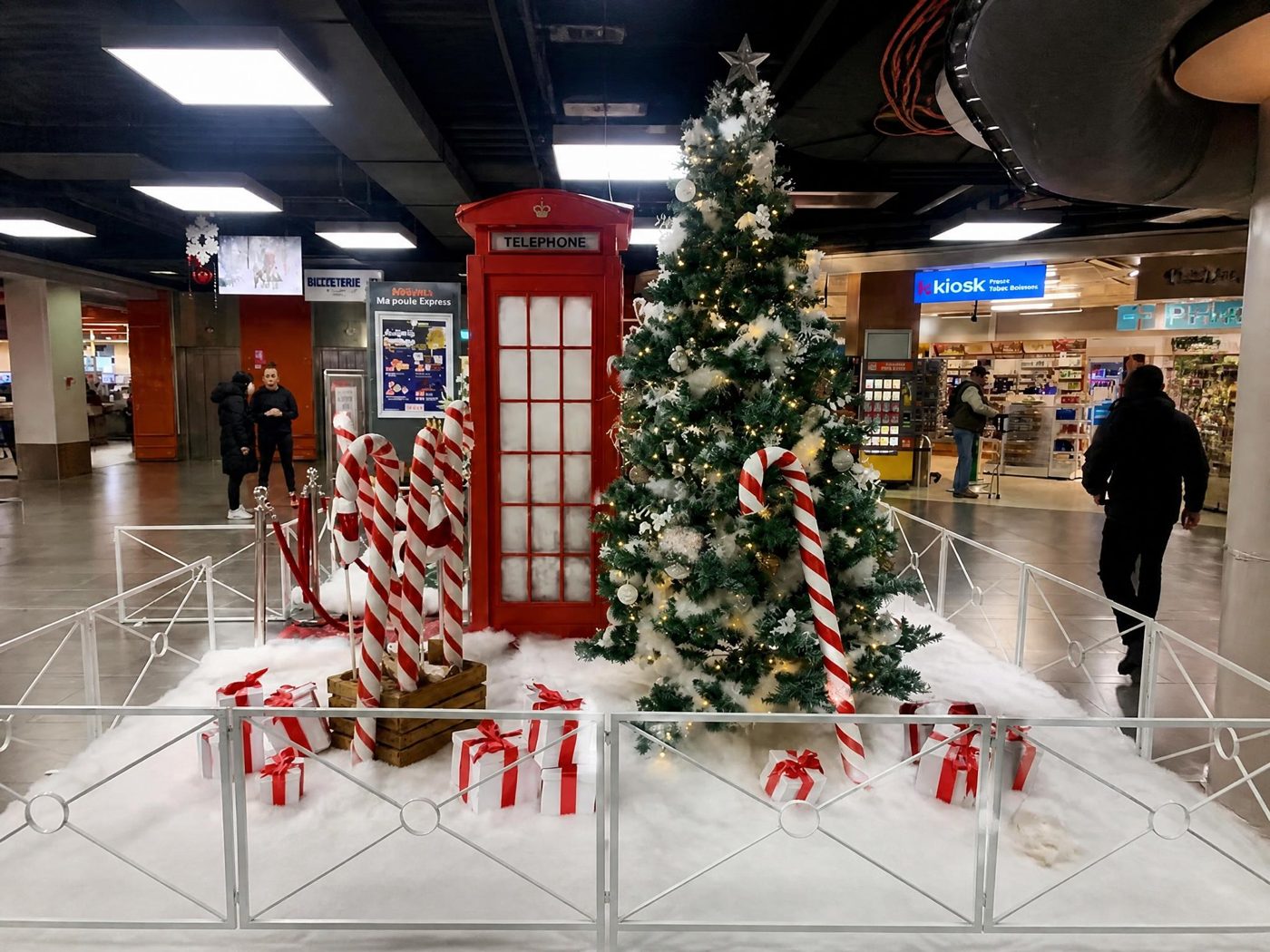 Cabine téléphonique du Père Noël — location de décor événementiel en Suisse romande