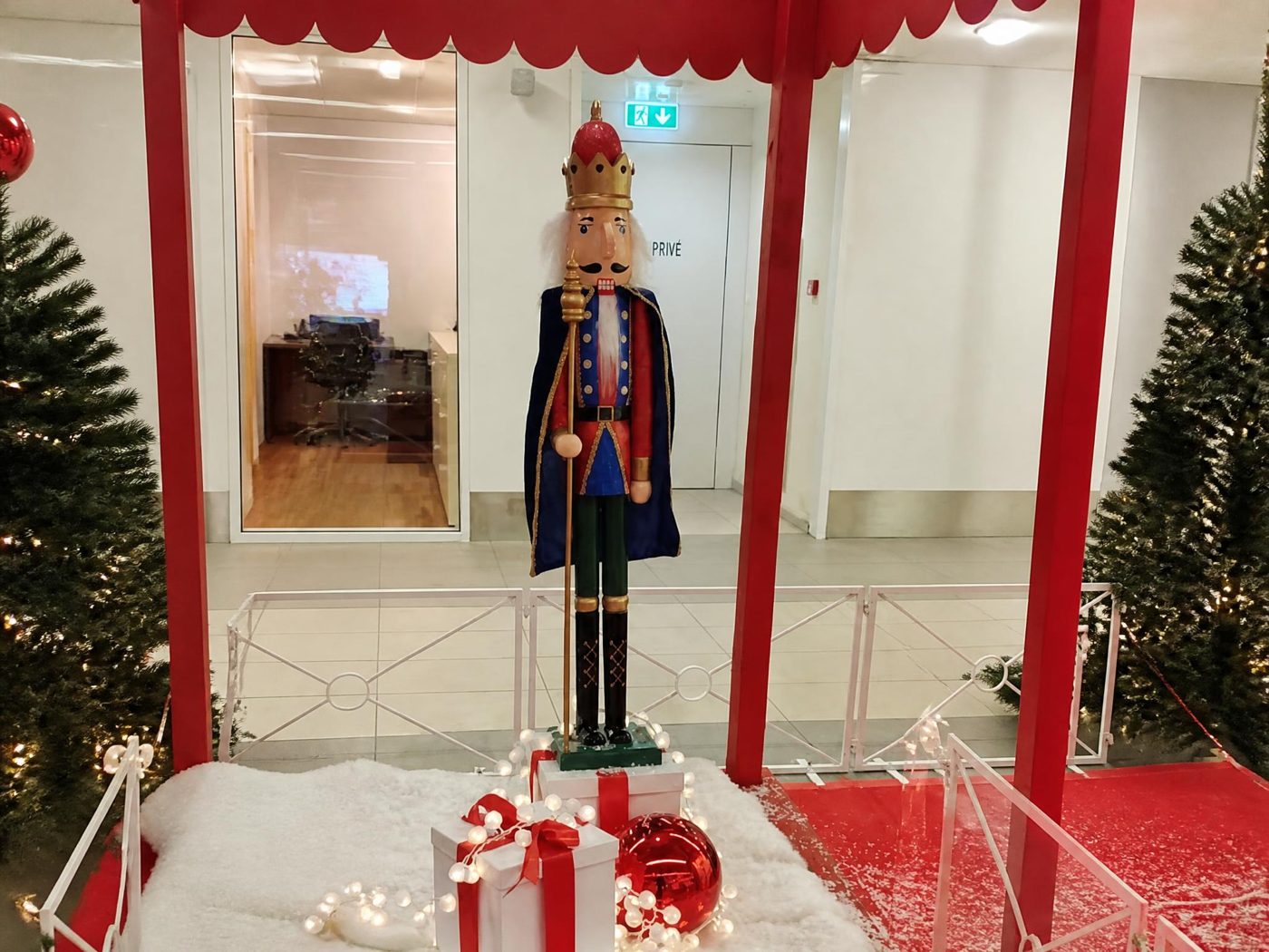 Casse-noisettes géants — location de décor événementiel en Suisse romande