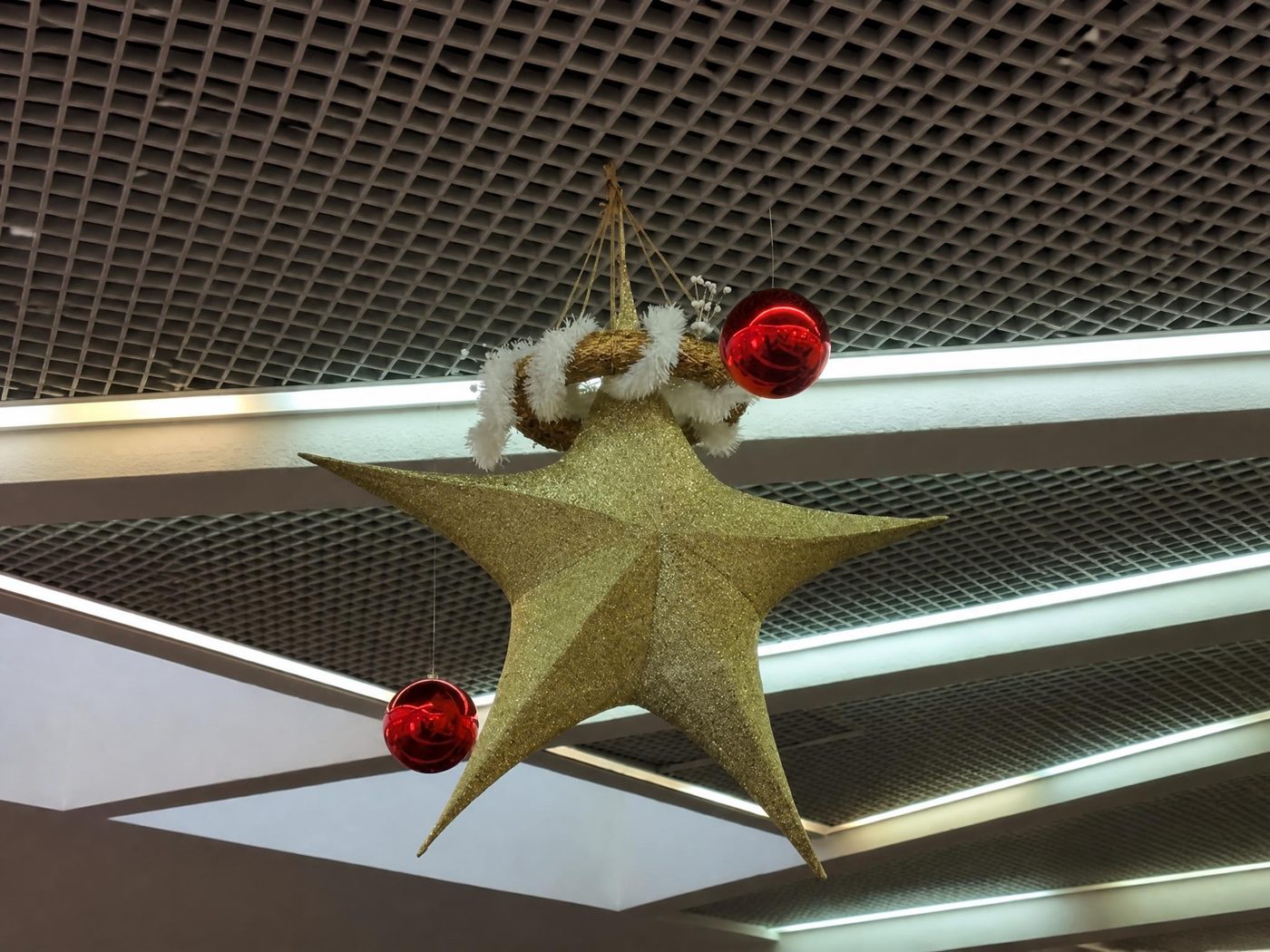 Décoration de Noël à suspendre — location de décor événementiel en Suisse romande