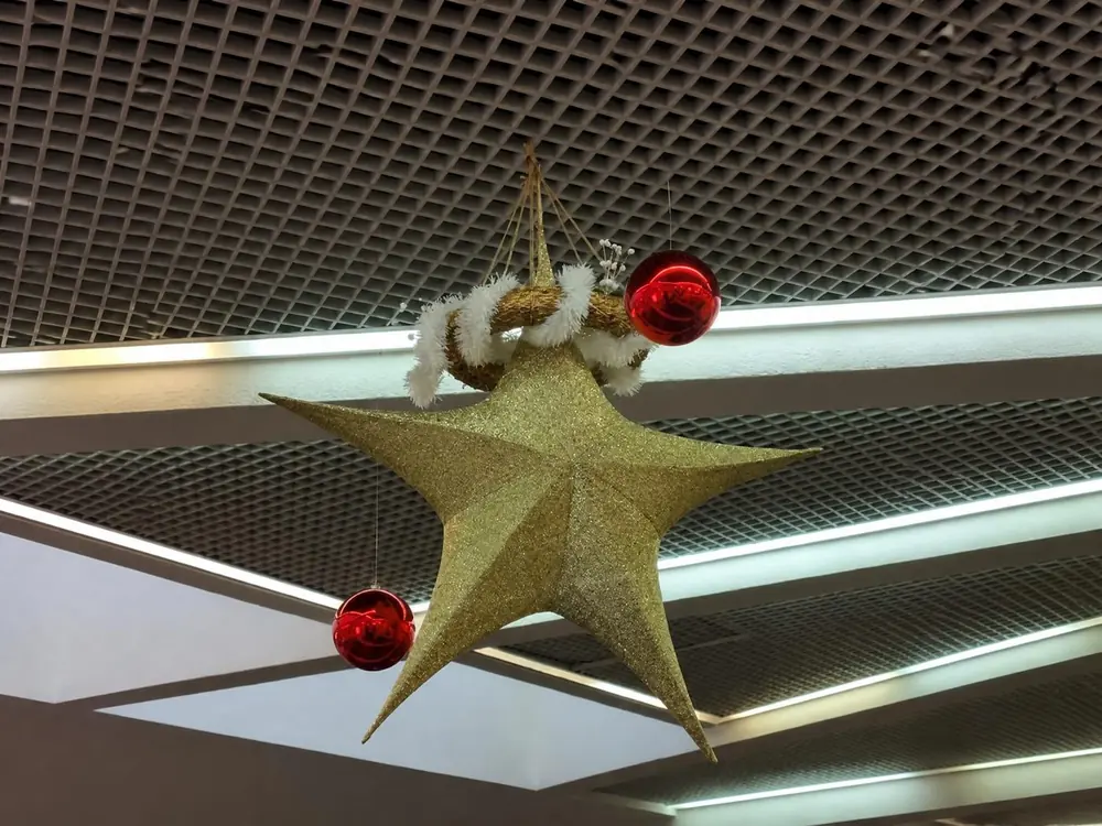Décoration de Noël à suspendre — location de décor événementiel en Suisse romande