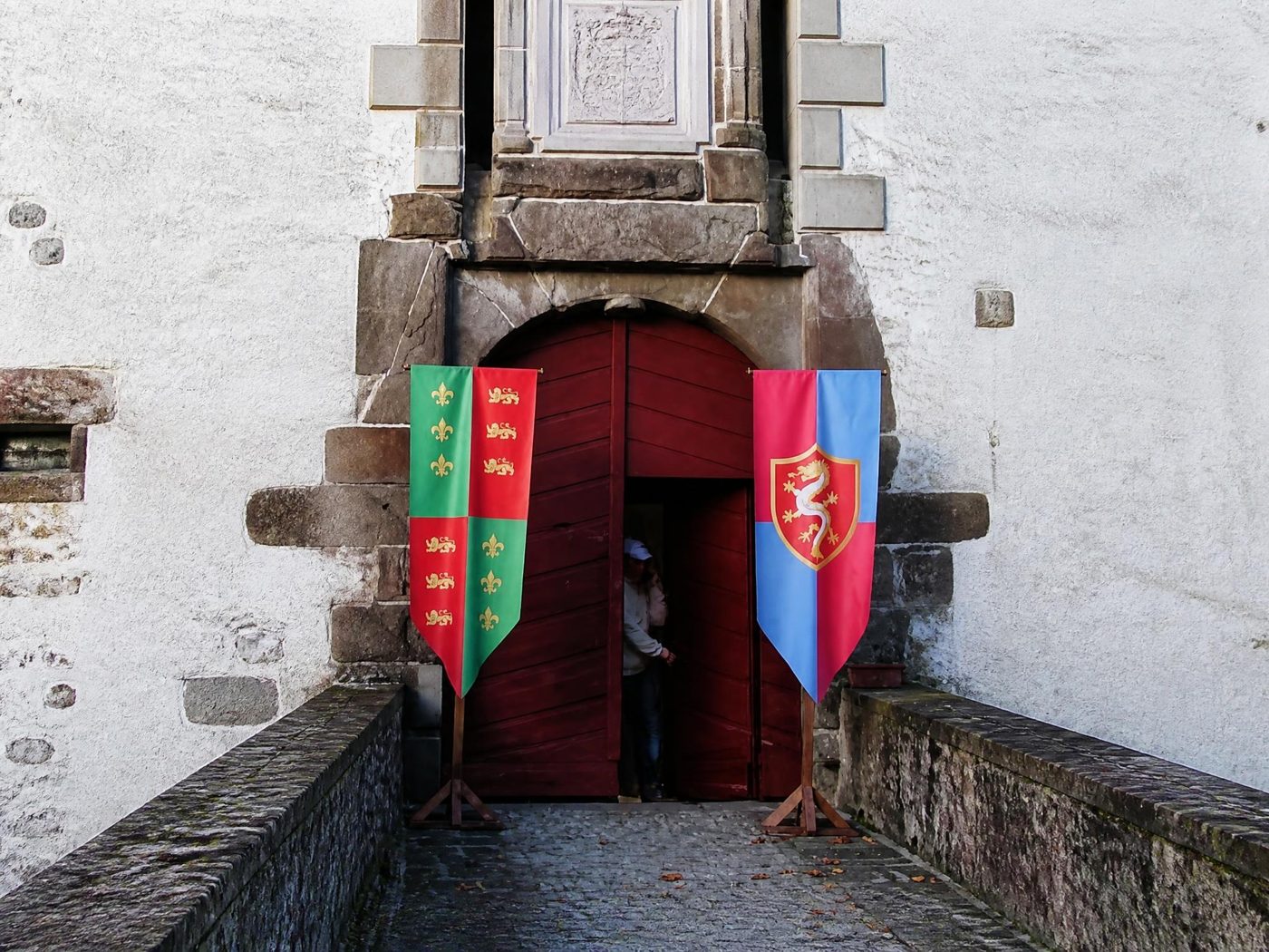 Drapeaux médiévaux sur pied — location de décor événementiel en Suisse romande