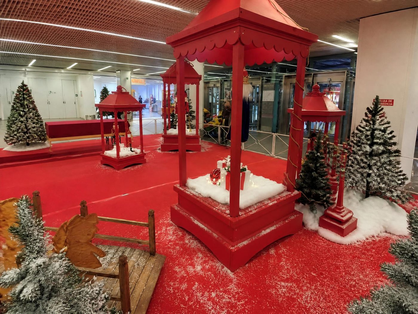 Lanternes de Noël rouges — location de décor événementiel en Suisse romande