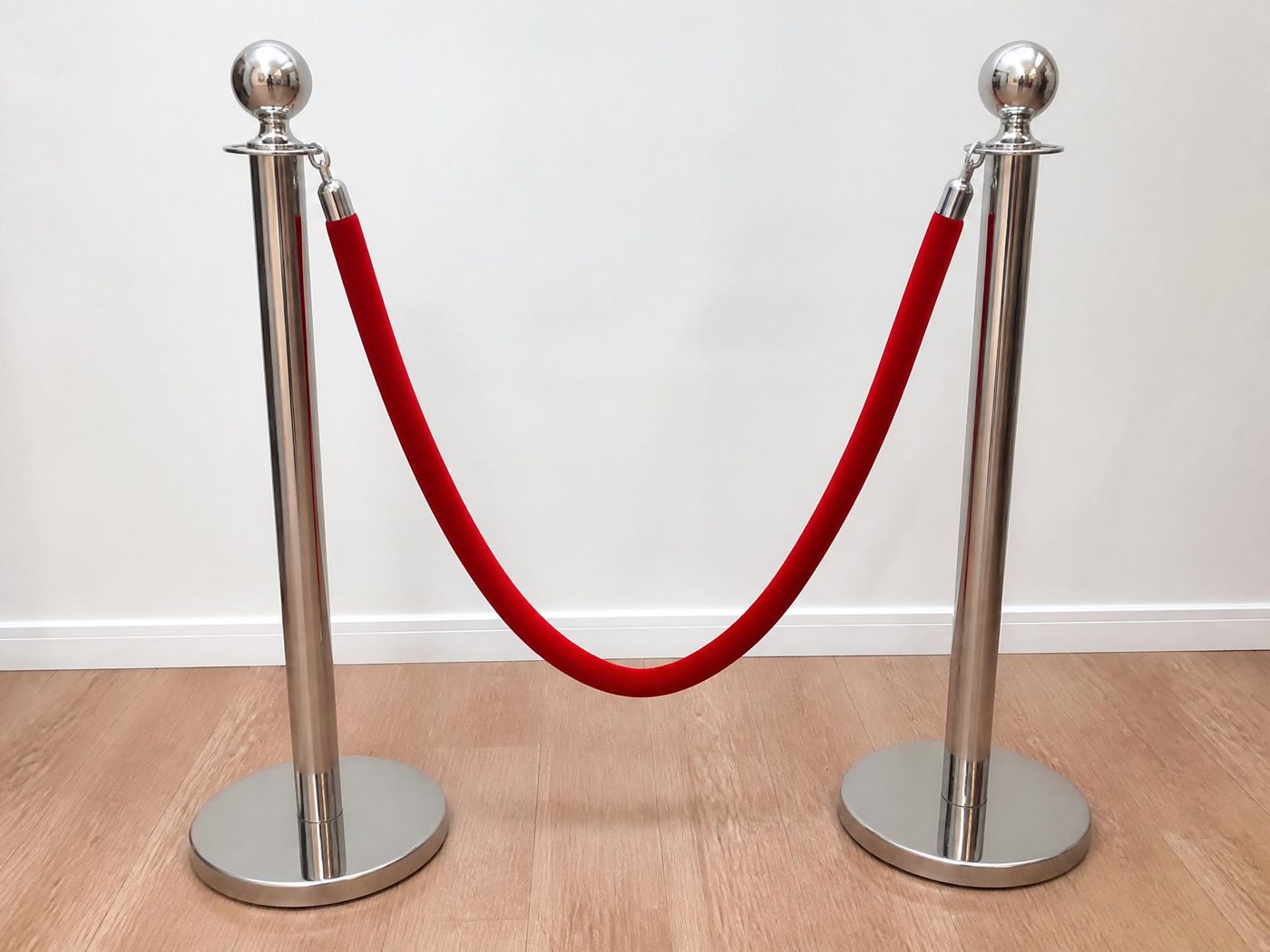 Décoration-Événement_Potelets Chromés Corde Rouge