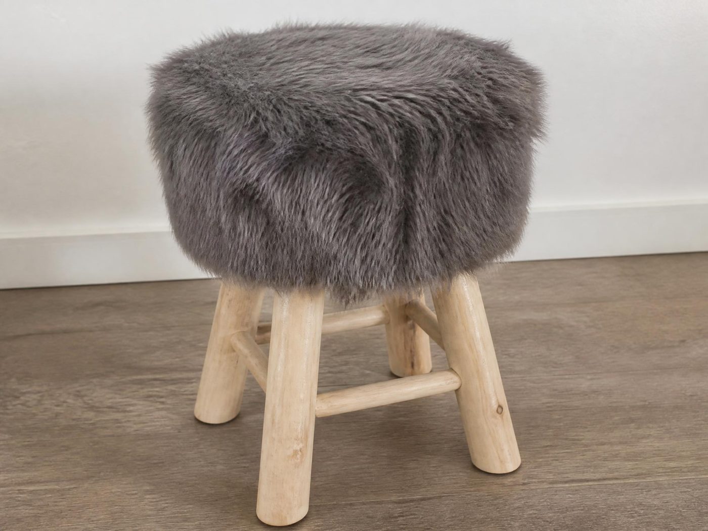 Tabourets fausse fourrure — location de décor événementiel en Suisse romande