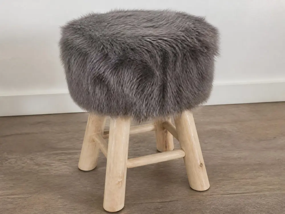 Tabourets fausse fourrure — location de décor événementiel en Suisse romande