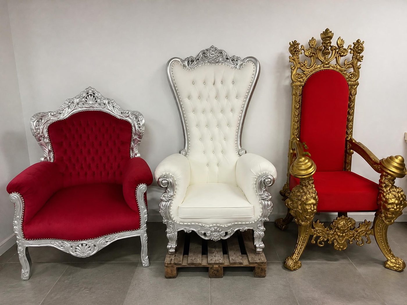 Trônes & sièges royaux — location de décor événementiel en Suisse romande