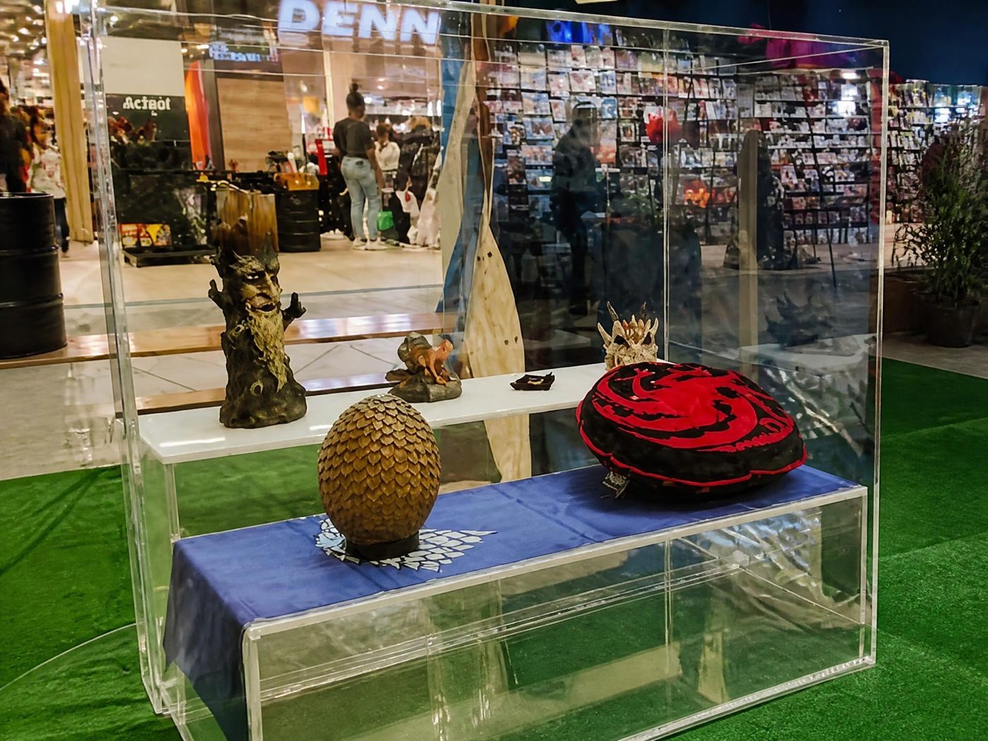 Vitrine événementielle en plexiglass — location de décor événementiel en Suisse romande